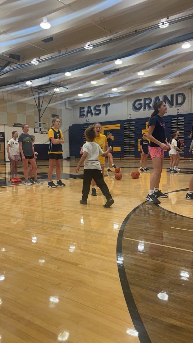 EGR_GirlsBBall's tweet photo. First winter Youth Clinic for the future of the program was a success! Kids had fun, learned, interacted with high school players and coaches ! We excited for next one in January! Hope to see even more campers! #Thefuture #BuildTradition #EGR #Family https://t.co/ojLVUOpsAw