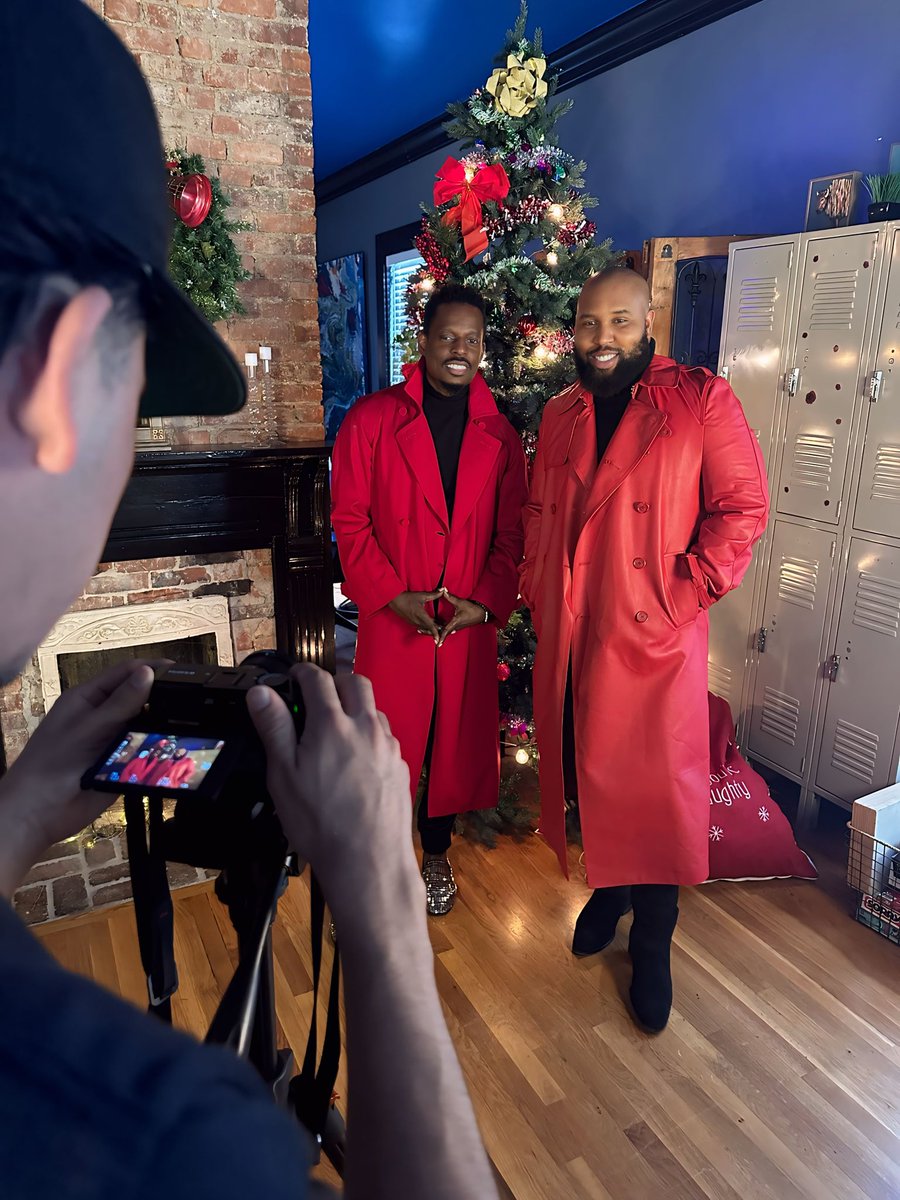 LouisYorkMusic's tweet image. If we had sent out Christmas cards we probably would’ve used 1 of these pics for the cover…but we didn’t, so this is as good as it gets. 
#aintnobodygottimeforthat.

Jingle bells, ho, ho, ho, and rum pa pum pum, everybody. 
Just want pie &amp;amp; peace of mind. 
We enjoy u 🫶🏾