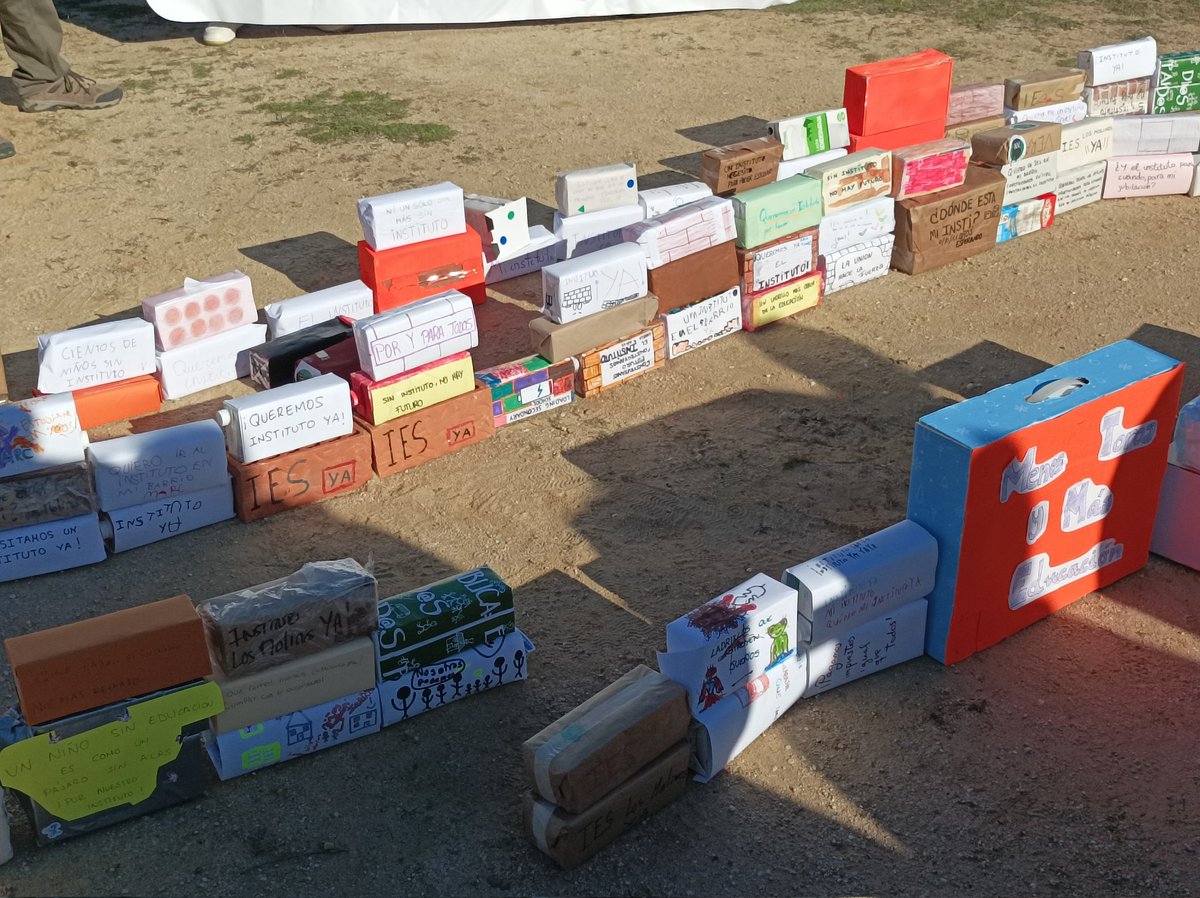 IESMolinosGtafe's tweet photo. Construyendo y colocando con ilusión nuestros ladrillos simbólicos del #IESLosMolimosGetafeYA. No queremos más abandono en nuestro barrio. Nuestros hijos e hijas necesitan un instituto donde poder estudiar. La educación es la semilla del futuro https://t.co/ODYBT1dKFs