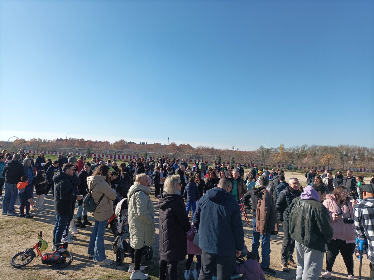 IESMolinosGtafe's tweet photo. Construyendo y colocando con ilusión nuestros ladrillos simbólicos del #IESLosMolimosGetafeYA. No queremos más abandono en nuestro barrio. Nuestros hijos e hijas necesitan un instituto donde poder estudiar. La educación es la semilla del futuro https://t.co/ODYBT1dKFs