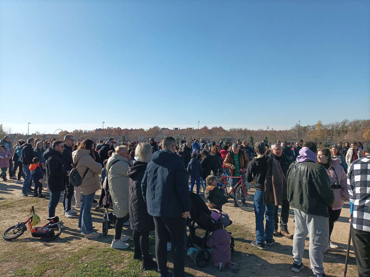 IESMolinosGtafe's tweet photo. Construyendo y colocando con ilusión nuestros ladrillos simbólicos del #IESLosMolimosGetafeYA. No queremos más abandono en nuestro barrio. Nuestros hijos e hijas necesitan un instituto donde poder estudiar. La educación es la semilla del futuro https://t.co/ODYBT1dKFs