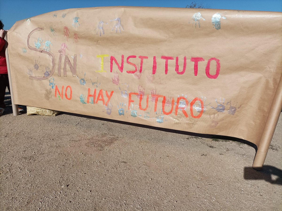 IESMolinosGtafe's tweet photo. Construyendo y colocando con ilusión nuestros ladrillos simbólicos del #IESLosMolimosGetafeYA. No queremos más abandono en nuestro barrio. Nuestros hijos e hijas necesitan un instituto donde poder estudiar. La educación es la semilla del futuro https://t.co/ODYBT1dKFs