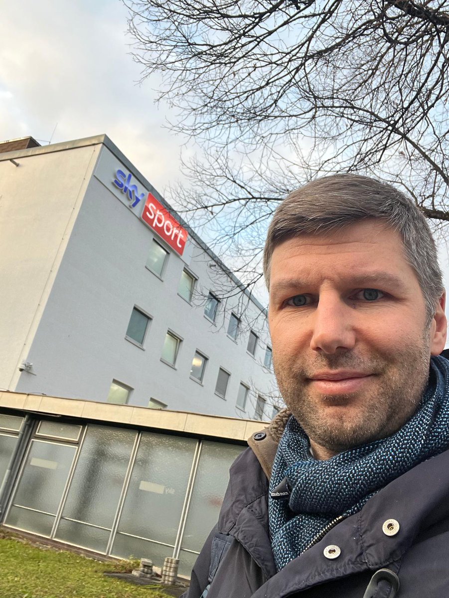 The Manchester Derby is always a special occasion—it’s the heartbeat of a city split in red and blue. Who will come out on top today? 🔴 Manchester United or 🔵 Manchester City?  #ManchesterDerby #ManCity #ManUtd ⚽ join <a href="/SkySportDE/">Sky Sport</a>  <a href="/Sky_ToniT/">Toni Tomic</a> and me at 5pm today!