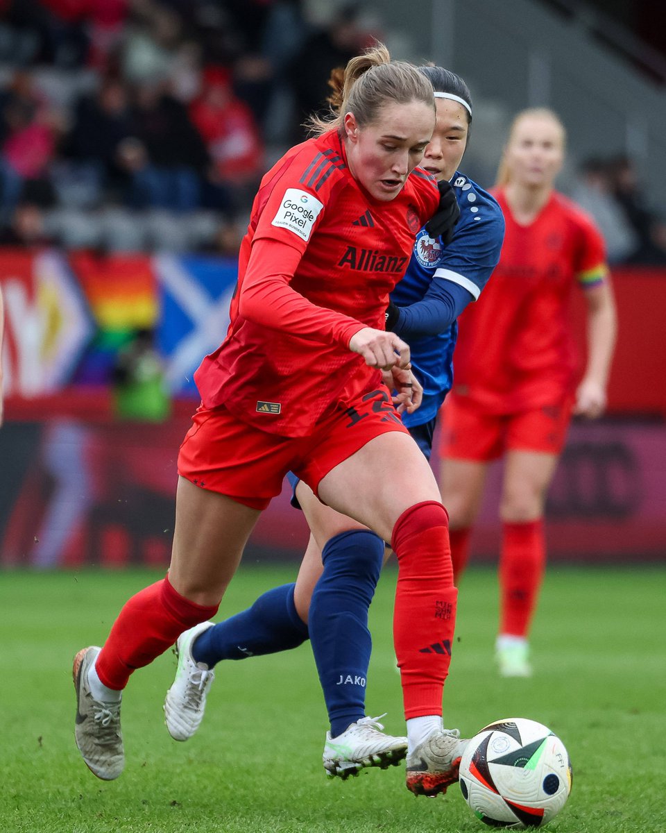 FCBfrauen's tweet photo. Im letzten Heimspiel des Jahres gewinnen wir dank eines Doppelpacks von Caro #Simon! 💥

🗞️ Zum Spielbericht: https://t.co/Iw8iRA9cG3 

#FCBPDM #FCBayern #MiaSanMia https://t.co/tzTDyBrTg9