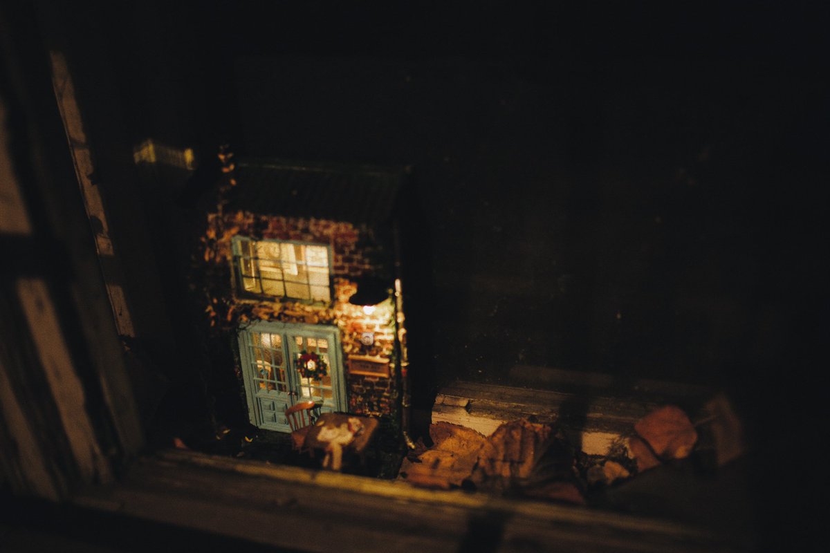 УРА! Я наконец открыла свою ВТОРУЮ кофейню в Белграде!! Без мам, пап и ипотек, ахаха и вообще в основном из отходов и остатков)) 
Стиль прошлого заведения «лавандовый раф» сменился на «проклятый старый дом» :) В нём некоторое количество пасхалок! 
Ретвиты будут суперценными 🥹🥹