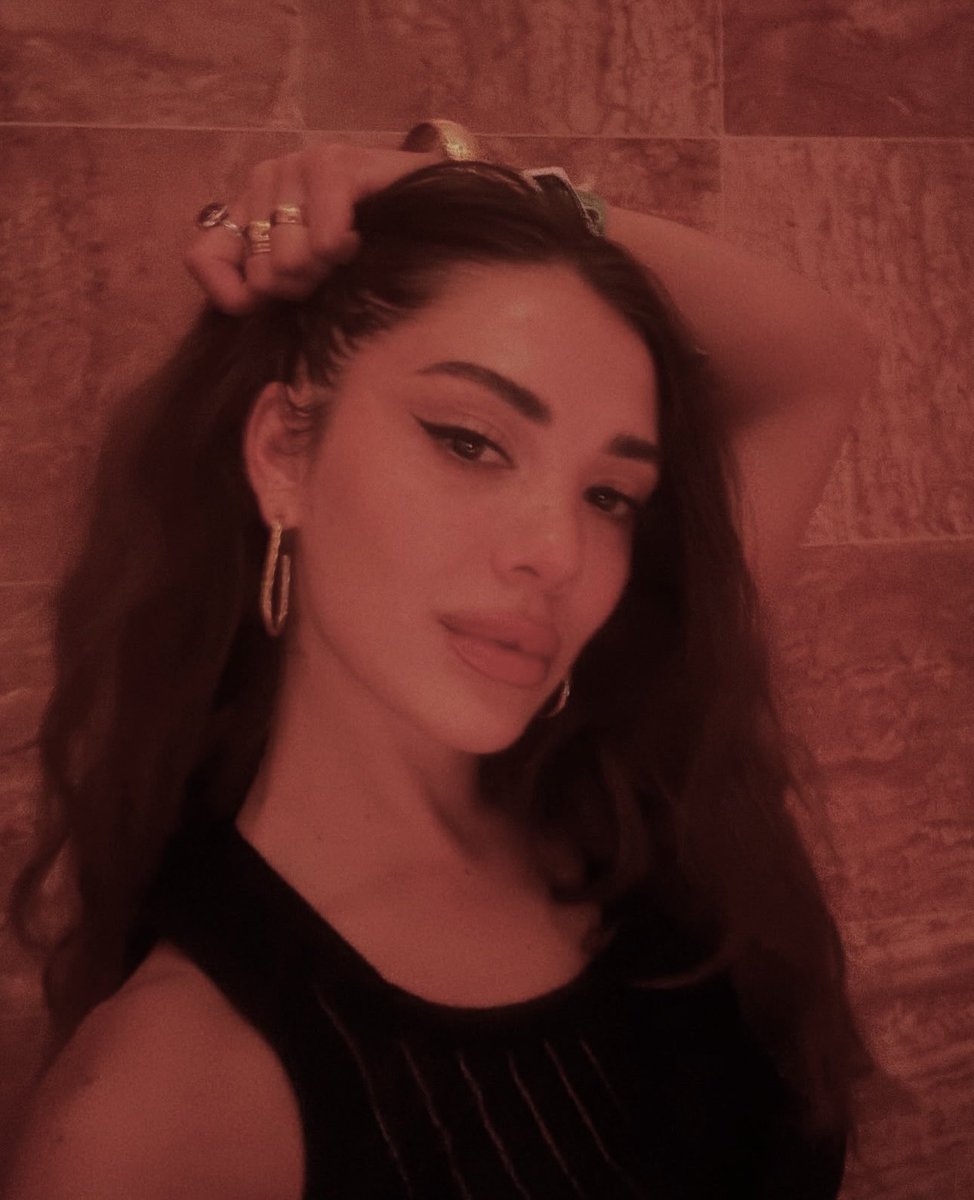 seiokona's tweet photo. Le coucher de soleil, le printemps, le bleu de la mer, les étoiles de la nuit, toutes ces choses que nous disons captivantes n'ont de magie que lorsqu'elles gravitent autour d'une femme.

صَفِيَّة https://t.co/Ur3cqK6UnN