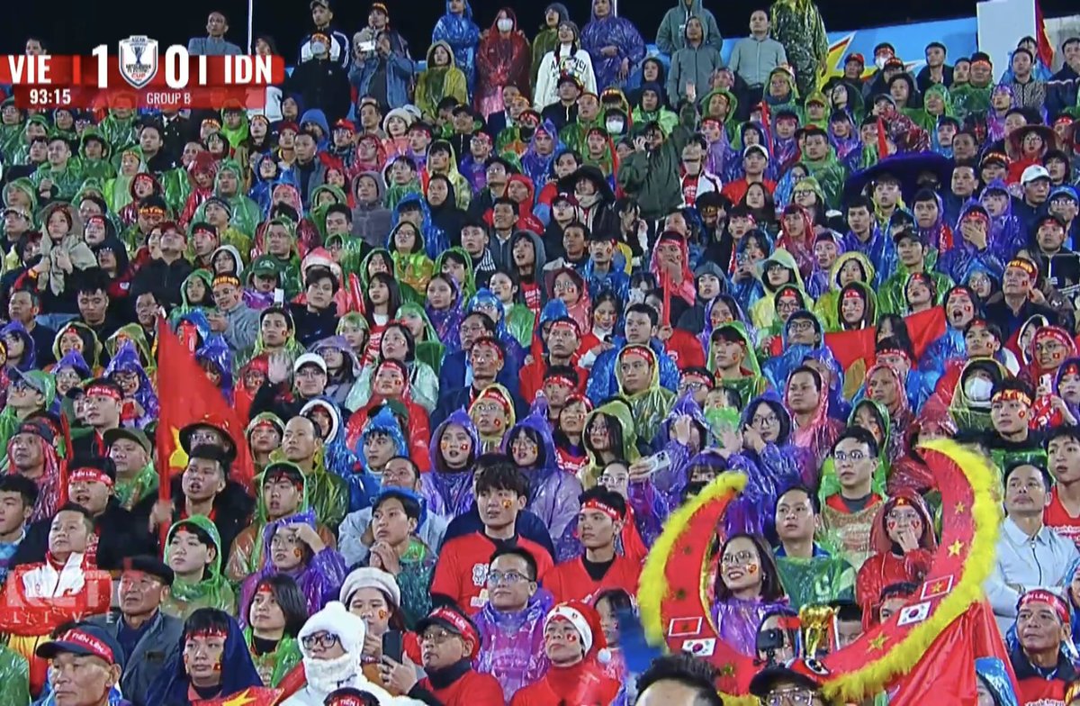 Replaylimited's tweet photo. tadi disorot ke penonton Vietnam pada pake jas hujan warna warni jadi kepikiran sama Ayam warna warni😭🫵

Selamat yeee Nguyen🤝

#TimnasDay https://t.co/ixITkneTJT