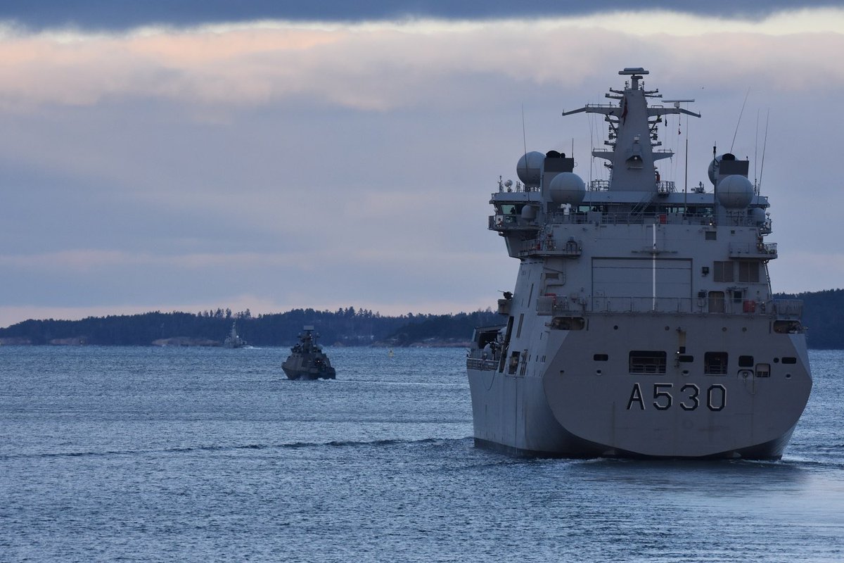 FrenchForces's tweet photo. 📍Baltic Sea | Strong cooperation between 🇫🇷 and 🇳🇴 within @COM_SNMG1 during @NATO’s Brilliant Eagle exercise. 

🇫🇷 commitment to maritime security and freedom of navigation in the area.

➡️ Strengthening #NATO collective defence.
➡️ Ready to #DefendAndProtect. https://t.co/yjSW6XubQK