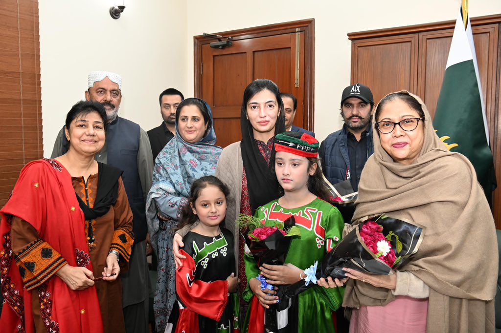 MediaCellPPP's tweet photo. نواب شاہ: رکن قومی اسمبلی بی بی آصفہ بھٹو زرداری کی شہید بینظیرآباد آمد کے موقع پر ان کا استقبال کیا جارہا ہے، بی بی آصفہ بھٹو زرداری نے پی پی پی شعبہ خواتین کی مرکزی صدر فریال تالپور کے ہمراہ ویمن ونگ اجلاس کی سربراہی کی
@AseefaBZ 
@FaryalTalpurPk https://t.co/tzzdxpQL5j