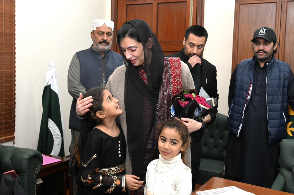 MediaCellPPP's tweet photo. نواب شاہ: رکن قومی اسمبلی بی بی آصفہ بھٹو زرداری کی شہید بینظیرآباد آمد کے موقع پر ان کا استقبال کیا جارہا ہے، بی بی آصفہ بھٹو زرداری نے پی پی پی شعبہ خواتین کی مرکزی صدر فریال تالپور کے ہمراہ ویمن ونگ اجلاس کی سربراہی کی
@AseefaBZ 
@FaryalTalpurPk https://t.co/tzzdxpQL5j