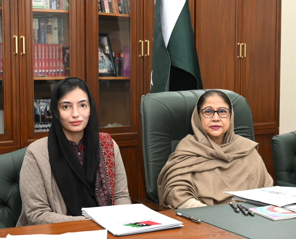 MediaCellPPP's tweet photo. نواب شاہ: رکن قومی اسمبلی بی بی آصفہ بھٹو زرداری کی شہید بینظیرآباد آمد کے موقع پر ان کا استقبال کیا جارہا ہے، بی بی آصفہ بھٹو زرداری نے پی پی پی شعبہ خواتین کی مرکزی صدر فریال تالپور کے ہمراہ ویمن ونگ اجلاس کی سربراہی کی
@AseefaBZ 
@FaryalTalpurPk https://t.co/tzzdxpQL5j