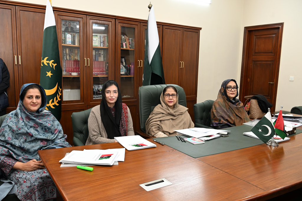 MediaCellPPP's tweet photo. نواب شاہ: رکن قومی اسمبلی بی بی آصفہ بھٹو زرداری کی شہید بینظیرآباد آمد کے موقع پر ان کا استقبال کیا جارہا ہے، بی بی آصفہ بھٹو زرداری نے پی پی پی شعبہ خواتین کی مرکزی صدر فریال تالپور کے ہمراہ ویمن ونگ اجلاس کی سربراہی کی
@AseefaBZ 
@FaryalTalpurPk https://t.co/tzzdxpQL5j