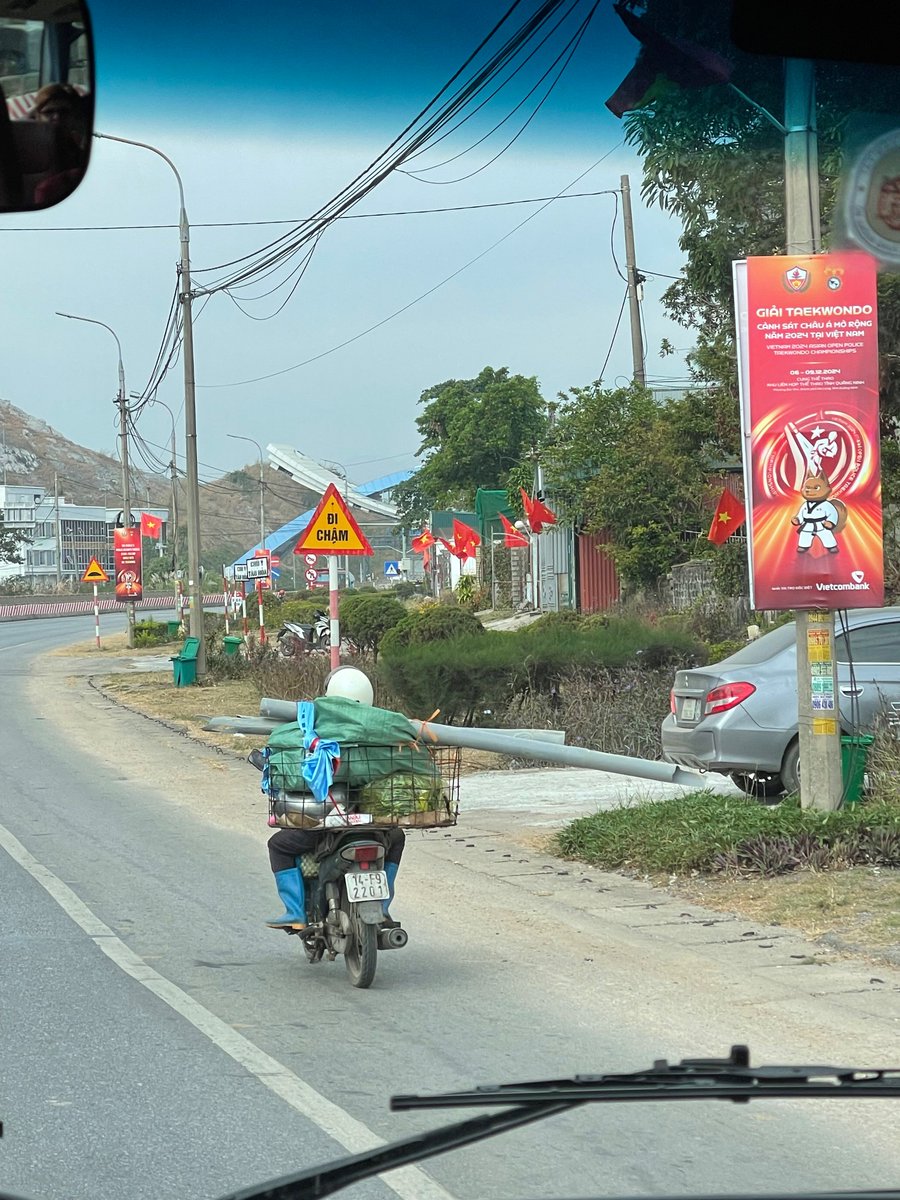 than_hoang's tweet photo. It has been a long time to be back with Twitter …..

Here are some funny photos about flexible ways to carry stuff in Vietnam by motorbikes and bicycles https://t.co/KyUrxuy0MG