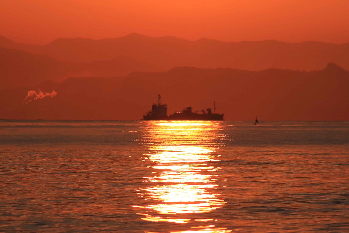 人間は、どんな風にしても生きてゆけるもの。「もうどうにもならない」と思ったなら、それは、自分が自分を「こうでなければならない」という思い込みの中に閉じ込めてしまっただけ。思い込みの壁を壊せば、道はいくらでも見つかるでしょう。今晩も、皆さんの上に神様の祝福がありますように。片柳神父