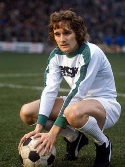 voltasport's tweet photo. 🎂 7️⃣2️⃣ Allan #Simonsen
Pequeño y rápido exjugador danés y Balón de Oro 1977, una de las figuras de la época y leyenda del Borussia Mönchengladbach, dejó huella en el FC Barcelona donde fue apodado Simonet, también jugó en Vejle BK y Charlton Athletic, jugó el Mundial 1986. https://t.co/SGv6GFjHJr