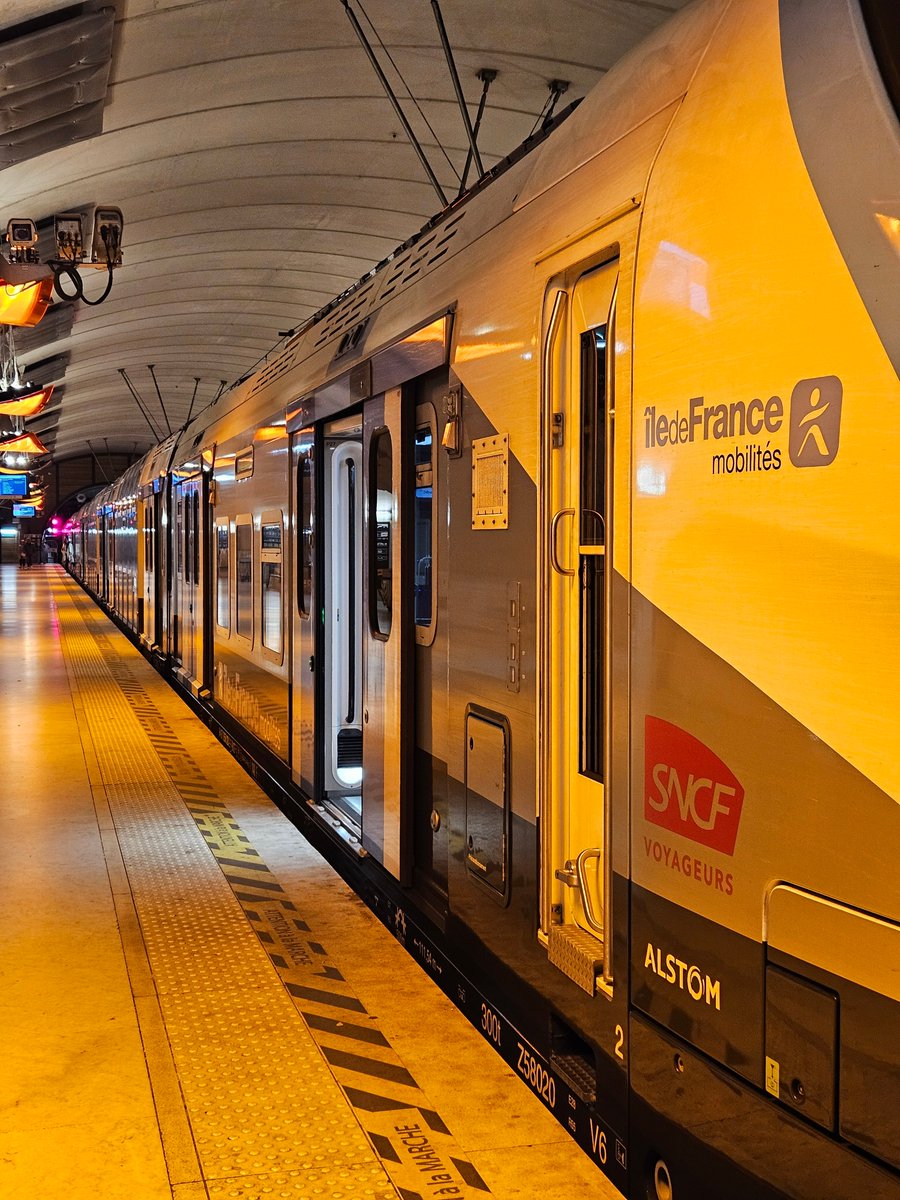 RERE_SNCF's tweet photo. C’est un grand jour pour les voyageurs du #RERE🙌
Dès aujourd’hui, vous pouvez circuler d’est en ouest jusqu’à #NanterrelaFolie sans changer de train, en heures creuses et heures de pointe🎉
Soyez parmi les premiers à voyager sur la ligne la plus interconnectée d’Île-de-France.🚅 https://t.co/xSIDxbjCxX