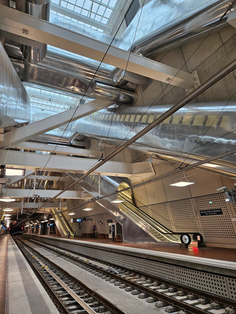 RERE_SNCF's tweet photo. C’est un grand jour pour les voyageurs du #RERE🙌
Dès aujourd’hui, vous pouvez circuler d’est en ouest jusqu’à #NanterrelaFolie sans changer de train, en heures creuses et heures de pointe🎉
Soyez parmi les premiers à voyager sur la ligne la plus interconnectée d’Île-de-France.🚅 https://t.co/xSIDxbjCxX