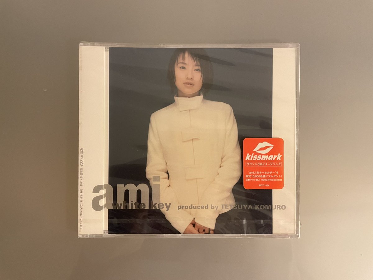 hanimage58's tweet photo. 今日12月16日は鈴木あみちゃんの「white key」が発売されて26周年です。小室哲哉さんプロデュース4作目になります。アルペンスノーボードブランド「kissmark」のCMソングにも起用された冬を意識した作品です。同年7月のデビューから年末に向けシングルのリリースラッシュでした。
#鈴木あみ
#whitekey https://t.co/y0iVHwutgd
