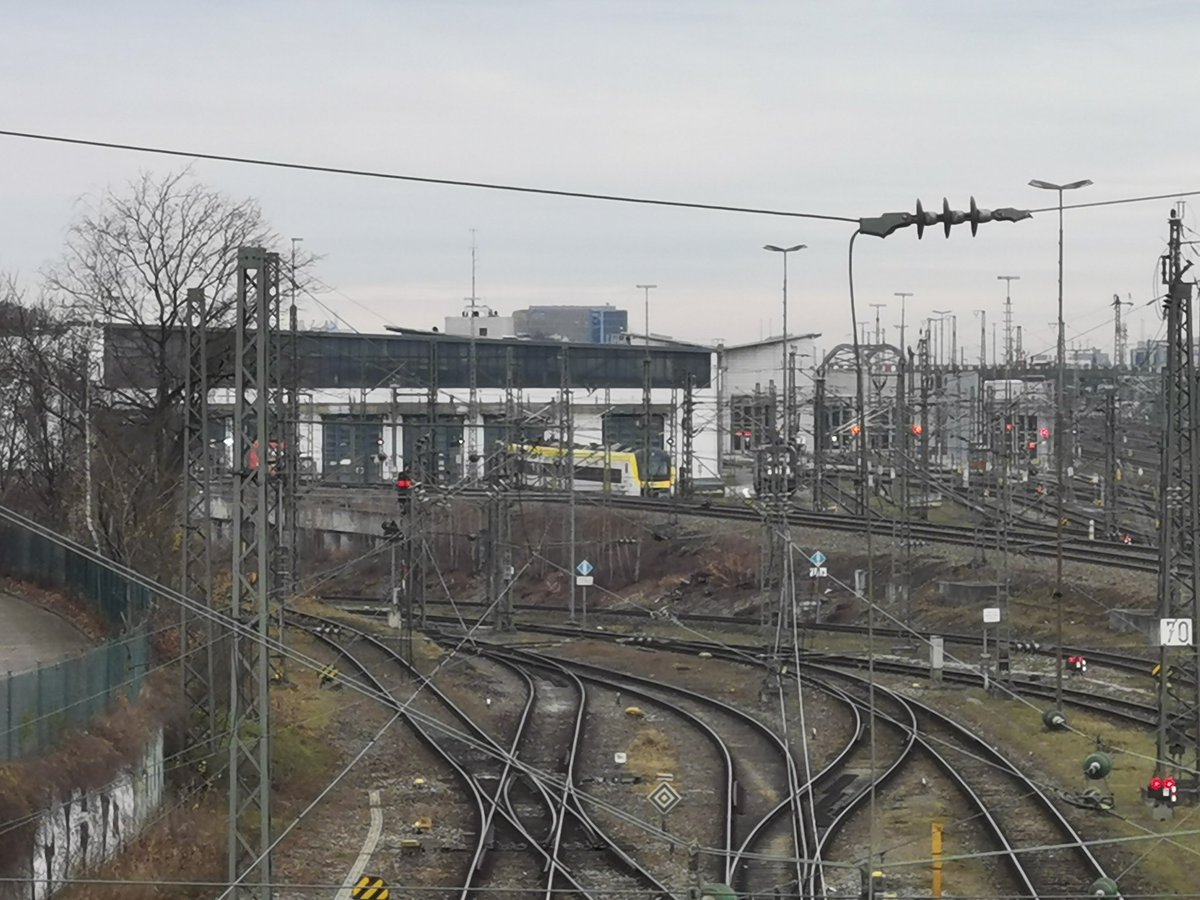 Was macht denn <a href="/bwegtBW/">bwegt – Mobilität für Baden-Württemberg</a> vorm Bw München Hbf? Hat sich wohl a bissl verfahren, vom Ländle hierher 😉

Gesehen Samstag Vormittag