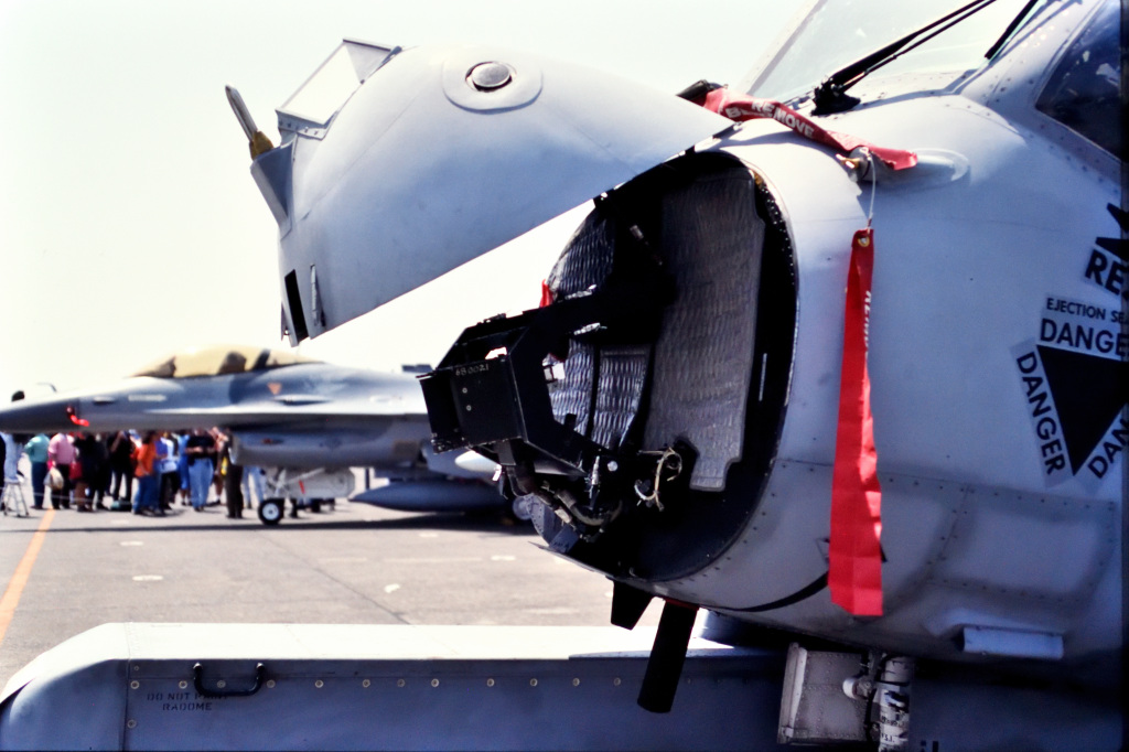 oldconnie's tweet photo. #MohawkMonday
#厚木基地
1993年4月 WINGS '93
A/3MIBn US Army Korea
OV-1D (62-5886)
KA-60 パノラミックカメラとSLARアンテナ https://t.co/lZtz95EOj2