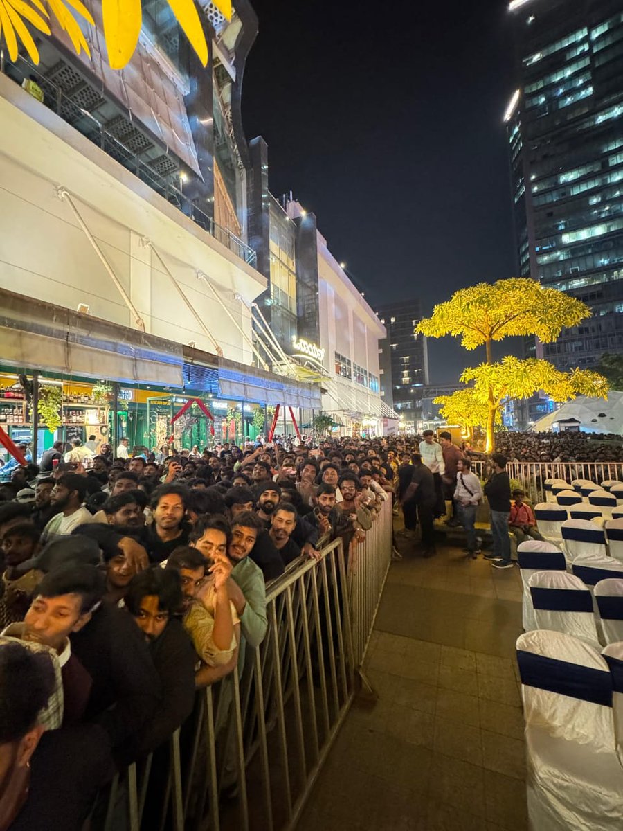 Siju2125's tweet photo. Celebrity fans studded fully at Orion mall #MaxMovieOnDec25 #MaxEvent #KichchaSudeep boss 😀 love u https://t.co/sSg4ZfpIXV