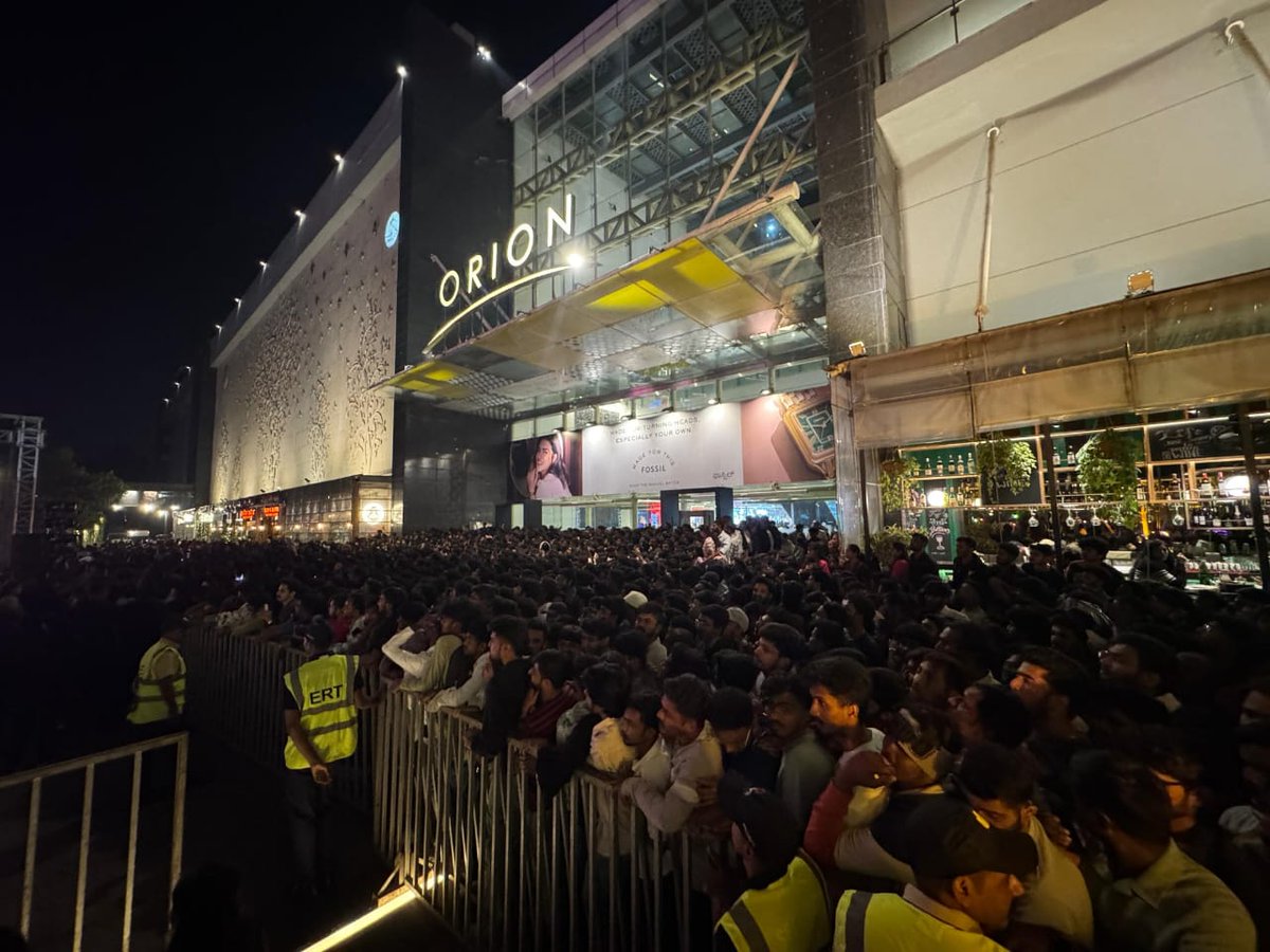 Siju2125's tweet photo. Celebrity fans studded fully at Orion mall #MaxMovieOnDec25 #MaxEvent #KichchaSudeep boss 😀 love u https://t.co/sSg4ZfpIXV