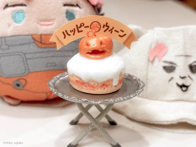 ケーキはクリーム盛りすぎたし側面失敗したけど、これはこれでいいか…とした 本当はグエアーツ用に作ってたんですが、ぬい帽子をマスクにしたくなってボブちゃんのケーキになりました
