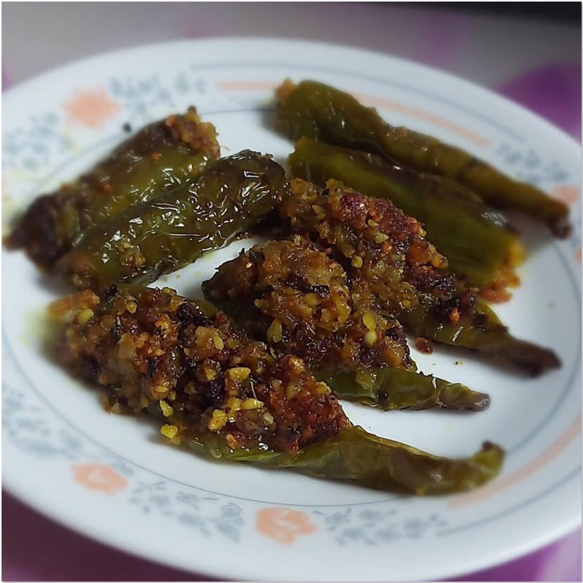 LeedSTUnited's tweet photo. Had some frozen peppers in the freezer, so thought why not make spicy Indian stuff peppers, one of my all time favourite dish ๐โค๏ธโค๏ธโค๏ธ #HomeMadeFoodIsTheBest https://t.co/AVkj7jjn3y