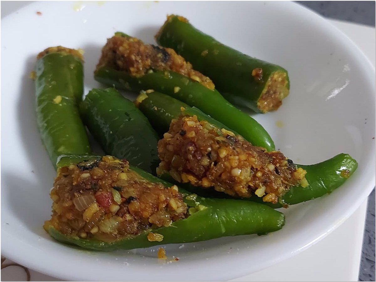 LeedSTUnited's tweet photo. Had some frozen peppers in the freezer, so thought why not make spicy Indian stuff peppers, one of my all time favourite dish ๐โค๏ธโค๏ธโค๏ธ #HomeMadeFoodIsTheBest https://t.co/AVkj7jjn3y