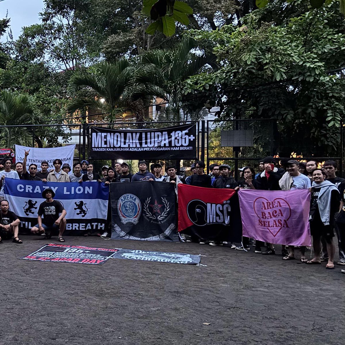 STREET CHARITY FOOTBALL

Doa bersama untuk 
Alm.Moch Fatir (Bobotoh)
Alm. Putra Teguh (Bonek)
Alm. Syamsyuddin Batola (Pelatih Persewangi)

Dan tuntutan Tragedi Kanjuruhan 1 Oktober 2022
Dihadiri Nawak Aremania, Bobotoh , Dan Bonek di Taman Kota Malang.