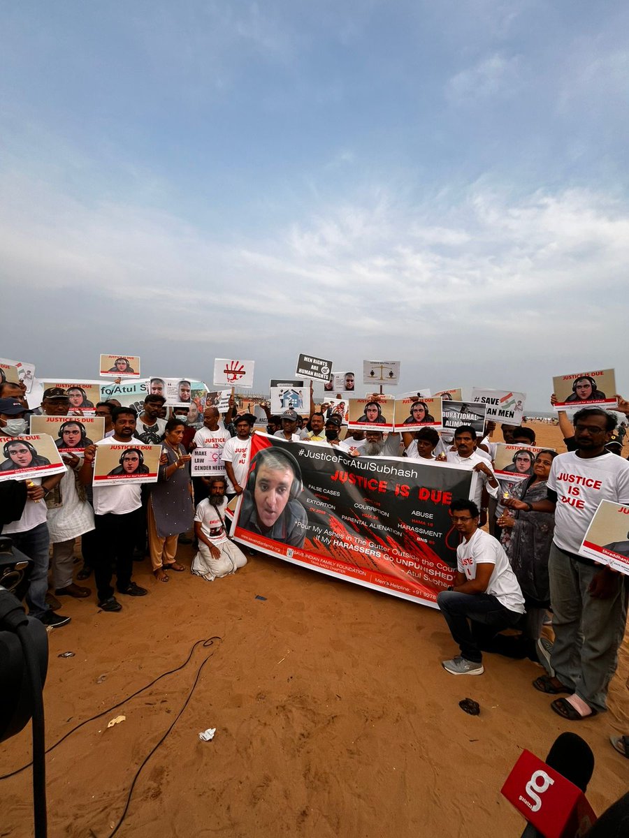 Men_emotn_matrs's tweet photo. Massive Protest &amp; Condolences &amp; in soliditary for #JusticeForAtulSubhash at Chennai #MarinaBeach.

It's High time that Citizen should know that how men's are Harassed by Gender Biased laws.
#JusticeIsDue https://t.co/ANbsLnv06E
