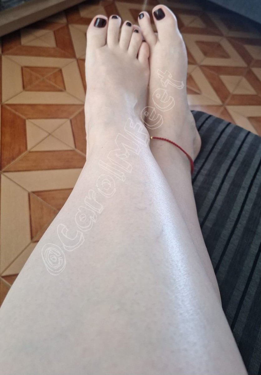 CarolMFeet's tweet photo. #Domingou #feetworshi̇p #podolatria #pés #pezinhos #solas #solinhas Bom domingo a todos 🥰 https://t.co/J4Sh80VLKm