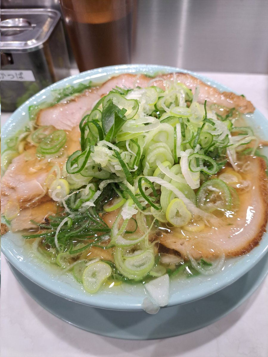 ayasuna's tweet photo. 本日は業務で、渋谷にきております。本日のランチは、ちゃん系ラーメンのかっちゃんラーメンでした。チャーシュー麺のネギトッピングを頂きました。味は安定のちゃん系。他店のちゃん系とチャーシュー豚バラ風、脂身が多めですが柔らかくて👍️でした。#ちゃん系　#ラーメン　#渋谷駅　#かっちゃん https://t.co/cmckrNrNBX