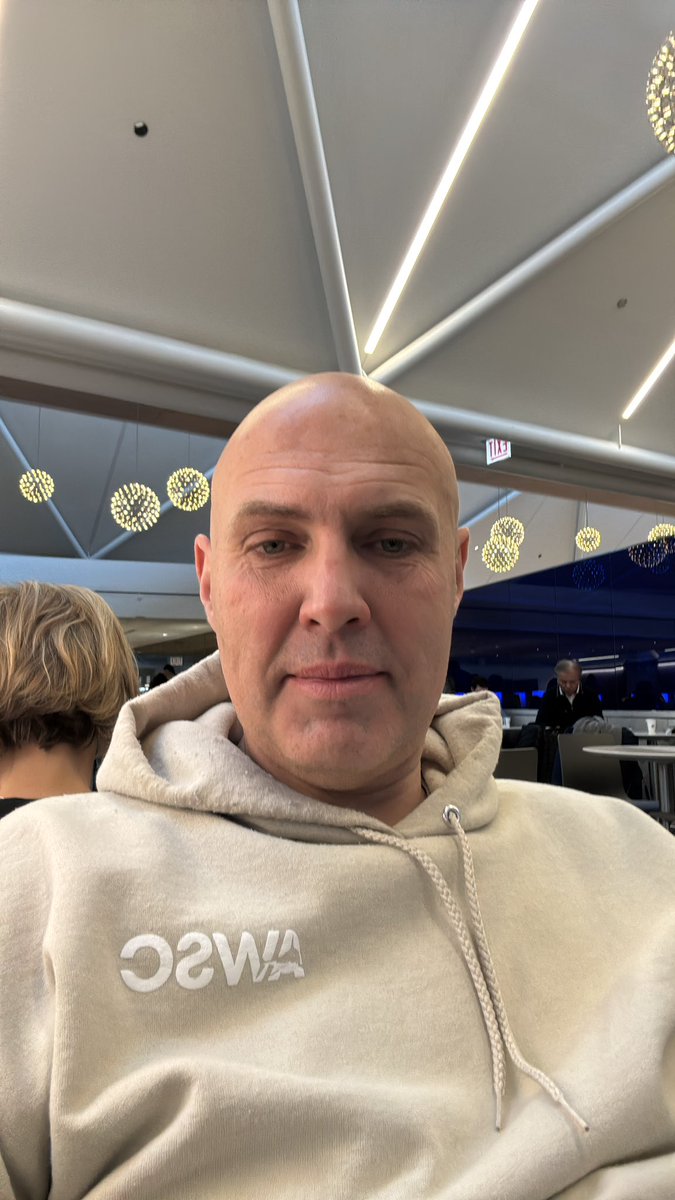 gondzarmusic's tweet photo. At ORD United Club and loving this! 

#unitedclub #Airdrop #unitedAIRLINES 
#Chicago https://t.co/nSAakfG4D7