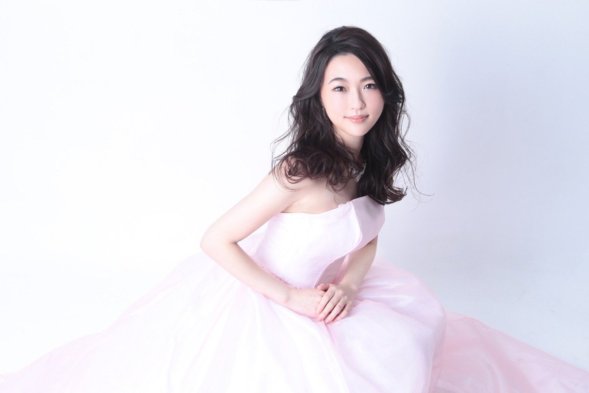 Opera1278169's tweet photo. #オペラ足立姫　より　#出演者　ご紹介

六葉: #杉田彩織　

アンサンブル：杉田彩織（すぎたさおり）ソプラノ
神奈川県横浜市出身。東京芸術大学音楽学部声楽科卒業。サントリーホールオペラアカデミー修了。
第 18 回日本演奏家コンクール声楽部門大学の部第 2 位及び横浜市長賞受賞。第 88 回横浜新人演奏会において神奈川新聞社賞を受賞。第 5 回緑区民音楽祭新人演奏会声楽部門最優秀賞。第 16 回「万里の長城杯」国際音楽コンクール声楽部門大学の部第 4 位(1,2 位該当者なし)。
これまでにオペラでは「魔笛」パミーナ役、「ラ・ボエーム」ムゼッタ役を演じる。現代作品の歌唱にも意欲的に取り組み、東京藝術大学第 10 回奏楽堂企画学内公募最優秀作品オペラ 「星の王子様」キツネ役、新作オペラ「出雲阿国」タイトルロール役で出演。その他 BS-TBS「日本名曲アルバム」では〈アンサンブル・オアシス〉メンバーとして収録に参加している。これまでに三縄みどり、大島洋子、湯淺桃子各氏に師事。横浜音楽協会会員。鎌倉女学院高等学校音楽科講師。

＊＊＊＊＊＊＊＊＊＊＊＊＊＊＊＊＊

世界初演　Opera 足立姫予約受付中2024 12/18-19
公演@東京北千住
足立姫オペラチケット

https://t.co/M8JDfYvdwN

足立姫オペラ、ディナーつき／チケット
https://t.co/qlk8vmRje4

【開催決定！！】
オペラ ＜足立姫＞日本語上演/英語字幕
日時：2024年12月18・19日
18時00分開演
場所：東京芸術センター天空劇場
料金：S席¥9000 一般¥8000
※S席満席となりました🙏

｢花は匂えど散りぬるを 散り際こそが美しい｣

足立区に伝わ��足立姫伝承をもとに、美しくも儚い物語をオペラ化。13名の女声歌手と和楽器を用いた特別編成アンサンブルの類稀なる響きによって世界初演を迎えます。オペラのために紡がれた言葉、言葉を愛する音楽、音楽から顕れた舞台。目と耳、心を震わすオペラを会場にてご体感ください。

【あらすじ】
見目の麗しさから｢足立姫｣と呼ばれる櫻は、その呼び名とは裏腹に日々の中で満たされぬことのない｢虚無｣や｢渇き｣を抱えていた。侍女たちと共に嫁入り先に向かったことで｢渇き｣はより強さを増し、やがて交錯する思いが悲劇へと向かってゆくーーー。

【出演者スタッフ情報】
作曲:#永井秀和
台本/演出:#角直之
指揮:#竹内健人

soliste
櫻（足立姫）:#嘉目真木子
桃:#渡辺智美
梅:#福間章子

ensemble
一葉:#木村優希
二葉: #山口はる絵
三葉: #松原愛実
四葉: #鄭美來
五葉: #馬場裕子
六葉: #杉田彩織
七葉: #髙階ちひろ
八葉: #小原明実
九葉: #吉田安梨沙
十葉:#野間愛

instrumental
尺八:#吉越瑛山
鼓:#藤舎呂近
バスクラリネット:#安藤友香理
コントラバス:#小幡明日香
ピアノ:#有岡奈保

staff

舞台監督:#小田原築
照明:#青山航大
メイク:#徳田智美
字幕機材:#水野明人

主催　路地裏寺子屋　#rojicoya