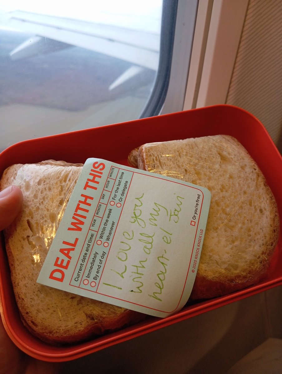 javigr96's tweet photo. Lo que me tocó el corazón esto, después de 4 horas de trenes y la cola inmensa en el aeropuerto 🥰. https://t.co/nowyW6BP8d