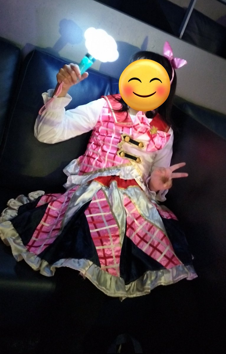 kii_fo9's tweet photo. ユニパレの為に作った衣装を着て
やっとリアイベ参加できました😭✨

見学席にななせちゃん、みほちゃん、かなちゃんが来てくれて娘大喜びでした。
反対通路でしたがせなちゃん、えりちゃんも近くで見れて良かった😭

皆さん本当にありがとう…✨💕

＃キラッキラ
＃あかジェネ https://t.co/2iOZyHN4KW