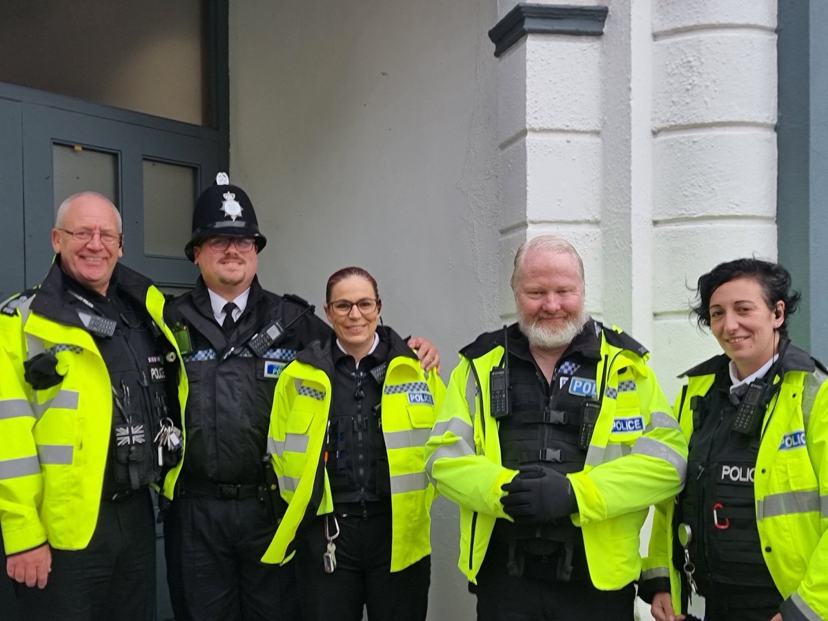Joint patrols in town today with <a href="/StHelierHonPol/">St Helier Honorary Police</a> covering the shops and various markets that are on in the run up to Christmas. 

Pictured are L-R Centenier Davies, PC Guelpa, Vingtenier Skinner, Centenier Scaife and CO Esteves. #365 #Christmas #communitypolicing