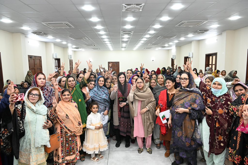 MediaCellPPP's tweet photo. نواب شاہ: رکن قومی اسمبلی بی بی آصفہ بھٹو زرداری اور پی پی پی شعبہ خواتین کی مرکزی صدر فریال تالپور کی ضلع شہید بینظیرآباد میں شعبہ خواتین کی عہدیداران و کارکنان سے ملاقات کے بعد کے لمحات - شعبہ خواتین کی عہدیداران و کارکنان نے انہیں سیاسی و تنظیمی صورت حال سے آگاہ کیا۔
@AseefaBZ 
@FaryalTalpurPk