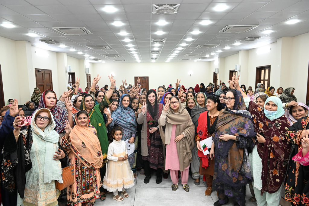 MediaCellPPP's tweet photo. نواب شاہ: رکن قومی اسمبلی بی بی آصفہ بھٹو زرداری اور پی پی پی شعبہ خواتین کی مرکزی صدر فریال تالپور کی ضلع شہید بینظیرآباد میں شعبہ خواتین کی عہدیداران و کارکنان سے ملاقات کے بعد کے لمحات - شعبہ خواتین کی عہدیداران و کارکنان نے انہیں سیاسی و تنظیمی صورت حال سے آگاہ کیا۔
@AseefaBZ 
@FaryalTalpurPk