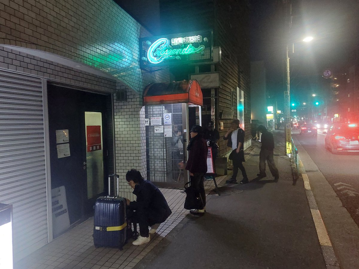 Dimebag_Kazuya's tweet photo. 本日は仕事の後に、久しぶりにEVA(エヴァー)のライブを観に吉祥寺クレッシェンドへ。
というのも新ボーカリストが加入して先月から活動再開したそうで、私は今回が現体制初見です。
私の知る限り、前身バンドも含めて歴代のシンガーは陽キャの方が多いですねω
メロディーが雨のように頭の中に降る続けてるのですぐ帰ったのですが、途中で電車が止まって池袋からタクシー…イタい🚖💸

#ライブ参戦
#吉祥寺CRESCENDO
#EVA_SSS
#ハードロック
#ヘヴィメタル
#パワーメタル
#ニューメタル
#シンフォニックメタル
#ゴシックメタル
#嬢メタル
#HardRock
#HeavyMetal
#PowerMetal
#NuMetal
#SynphonicMetal
#GothicMetal
#FemaleFrontedMetal