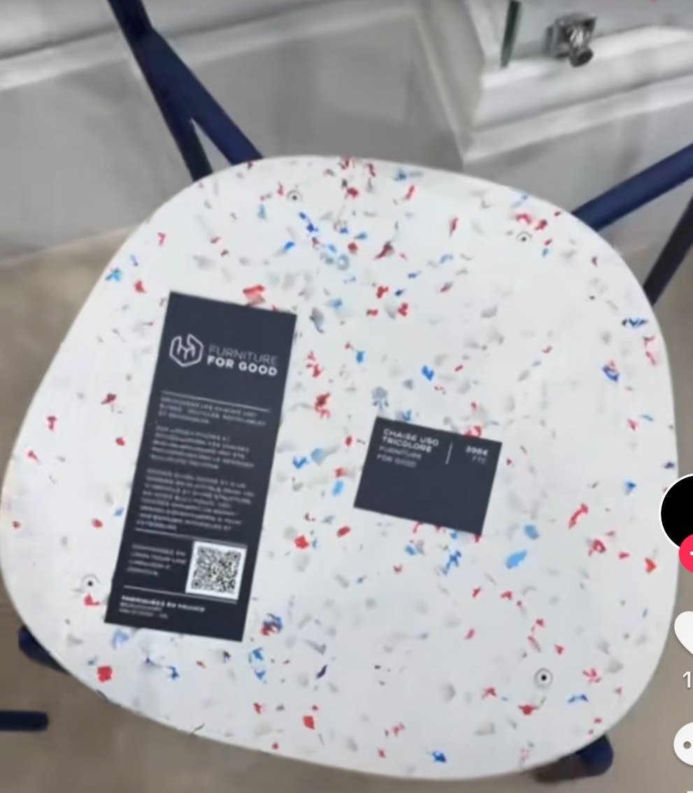 womandream's tweet photo. La boutique de #Elysée
Des confitures, des mugs, une cafetière ..mais aussi une chaise aux couleurs de la chasuble #NotreDame créée par #JCdeCastelbajac au prix de 456€..Oups! https://t.co/7Jh6fajg41