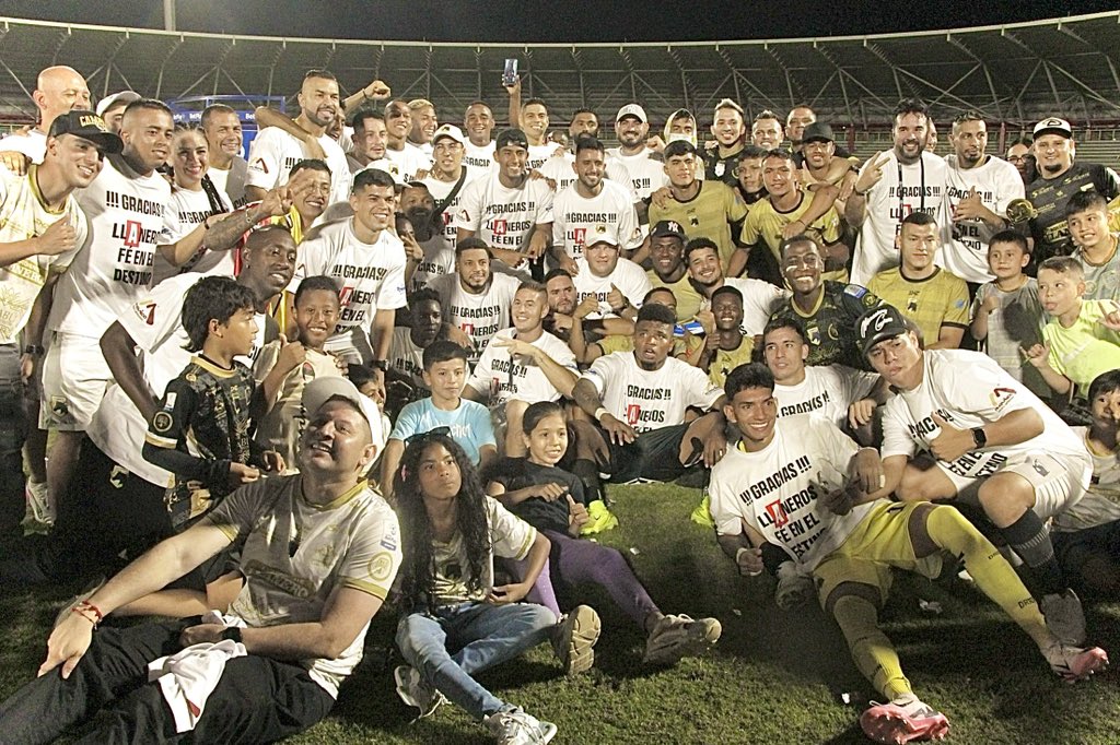 ClubLlanerosFC's tweet photo. 📸 ¡𝗟𝗟🅰️𝗡𝗘𝗥𝗢𝗦 𝗗𝗜́𝗔𝗦! 🤍🖤 El Meta, Casanare, Arauca, Vichada, Guaviare, Guainia, Vaupes y medio país, 𝘆𝗮 𝘁𝗶𝗲𝗻𝗲𝗻 𝗲𝗾𝘂𝗶𝗽𝗼 𝗲𝗻 𝗽𝗿𝗶𝗺𝗲𝗿𝗮 𝗱𝗶𝘃𝗶𝘀𝗶𝗼́𝗻. https://t.co/MKhEQab29t