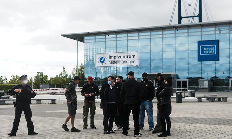 Recherche_Jena's tweet photo. 5/6 Zum 2. #Ballstädt-Prozess 2021 kam Heinlein noch als treuer Unterstützer seiner #Turonen-Chefs. Hier (rote Cap) neben (v.l.) Fabian Bröde, Stefan Fahrenbach, Max Warstat, Matthias Melchner, Marcel Buhe, Steffen Richter und Manuela Liebetrau. (Foto: Micha Weiland) https://t.co/OnNeQi6Ajq