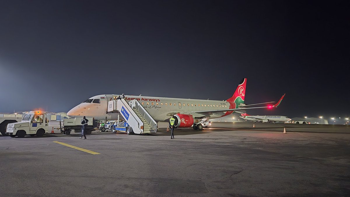 moseskemibaro's tweet image. A couple of weeks later, but no filter needed :) Kenya Airways' Embraer's look like the Pride of Africa anytime of the day! 

#KenyaAirways #KQ #FlightTime #JetSet #TimeToFly #NightFlight #Kenya #Nairobi #Kigali #Rwanda #Africa
