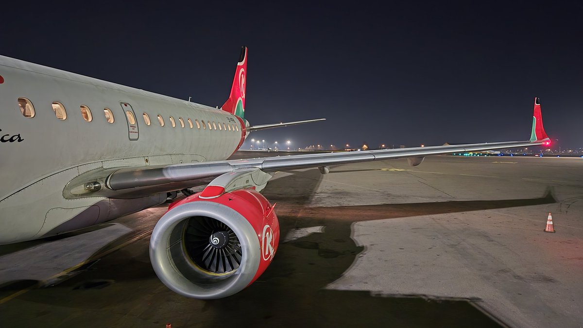 moseskemibaro's tweet image. A couple of weeks later, but no filter needed :) Kenya Airways' Embraer's look like the Pride of Africa anytime of the day! 

#KenyaAirways #KQ #FlightTime #JetSet #TimeToFly #NightFlight #Kenya #Nairobi #Kigali #Rwanda #Africa
