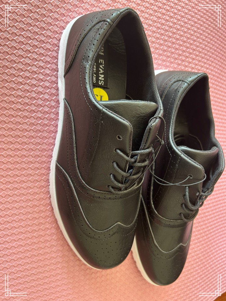 FirstSnowball's tweet photo. 🖤 A timeless blend of comfort and style! These Tim Evans black leather wingtip sneakers are perfect for casual or smart-casual looks. 
Shop here 👉 https://t.co/o7TkeN5GRZ
#SneakerStyle #SmartCasual #WingtipDesign #PoshmarkFinds #TimelessFashion https://t.co/eaNr6GZAOW https://t.co/Kj3YHO77KS