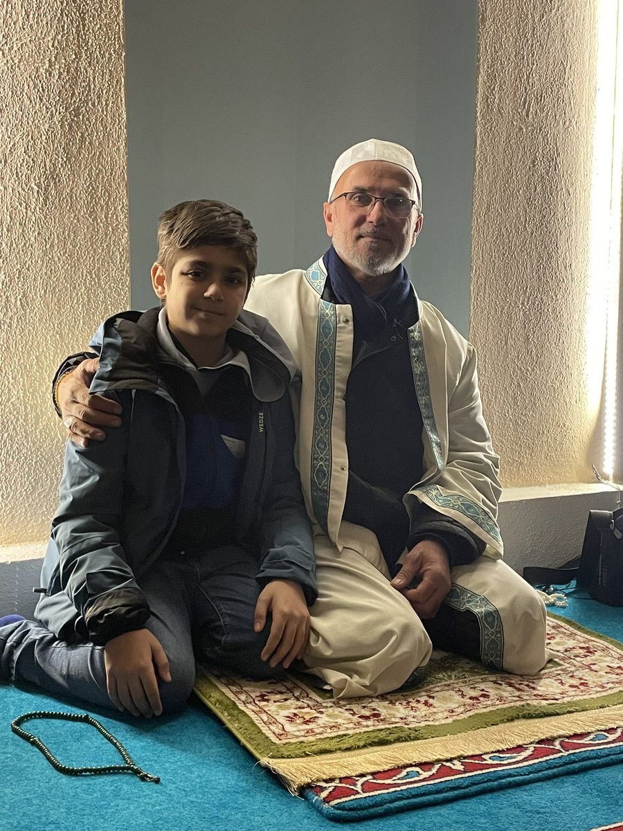 Bir şehit babası İbrahim hocam. Biz ona evlat torun olduk inşallah. Selçuk İsabey Camii imamıdır. Yolu düşen hal hatır sormalı yaralı yüreğe .