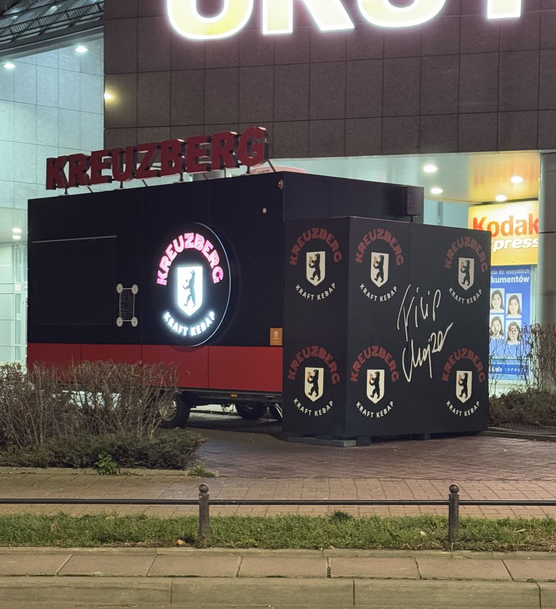 MiastoUrsynow's tweet photo. W Łodzi i Markach działa #kreuzberg kebap, a na Ursynowie już od paru tygodni kebab Filip zamknięty ze względu na ‚przerwę techniczną na sprzątanie’. Jak sądzicie, czy budka z 🌯 Chajzera na #Natolin kiedyś zmartwychwstanie? 🤔 https://t.co/d8jQbTbDBA