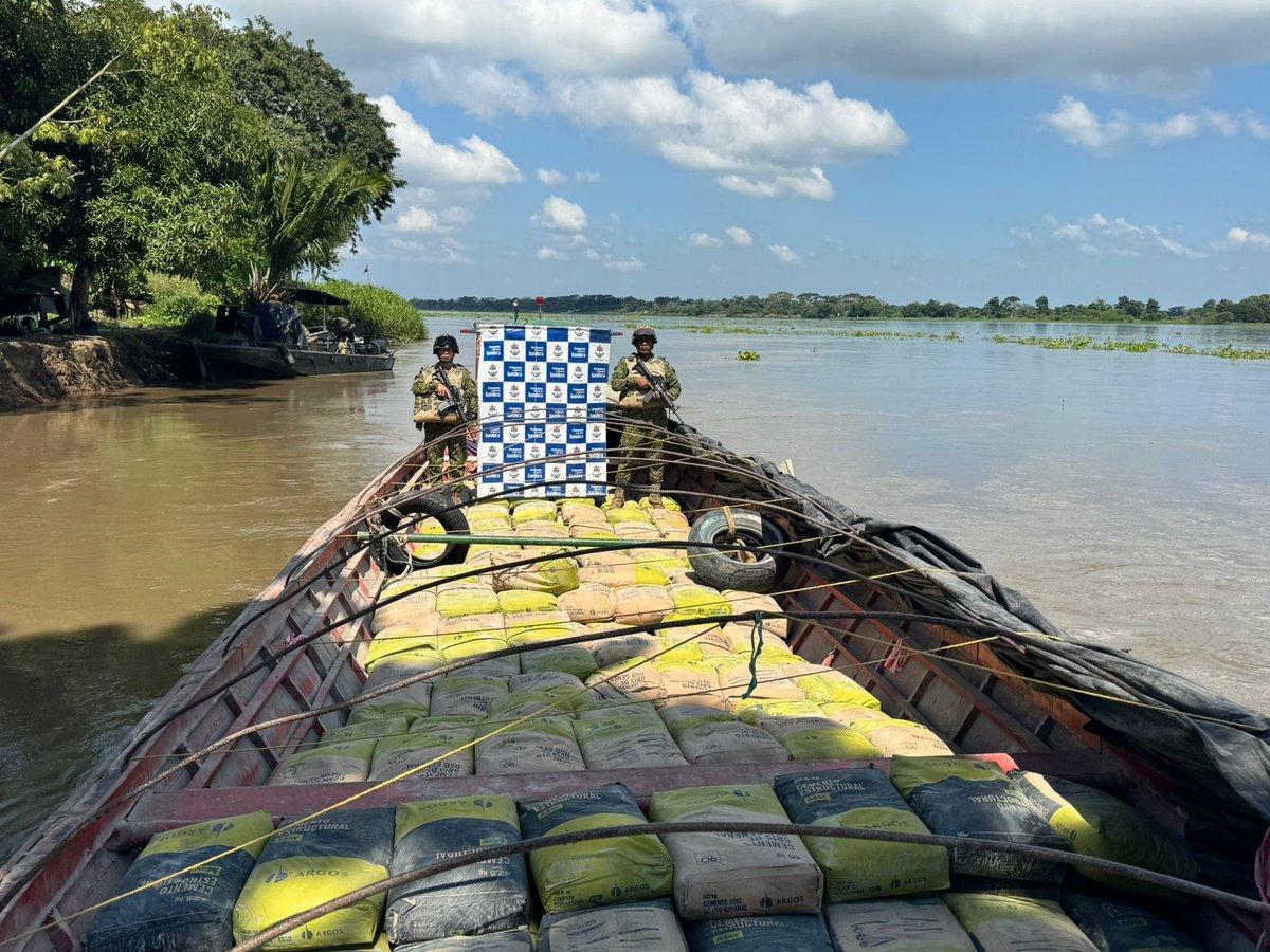 FNC_ArmadaCol's tweet photo. #EsNoticia 🚨 | El Batallón Fluvial de Infantería de Marina No.17, inmovilizó 6️⃣0️⃣0️⃣ galones de gasolina y 3️⃣5️⃣ toneladas de cemento, que eran transportados de forma irregular en el área general de #Regidor y #Pinillos en el departamento de #Bolívar. 📍 https://t.co/3UKchrJ6hv